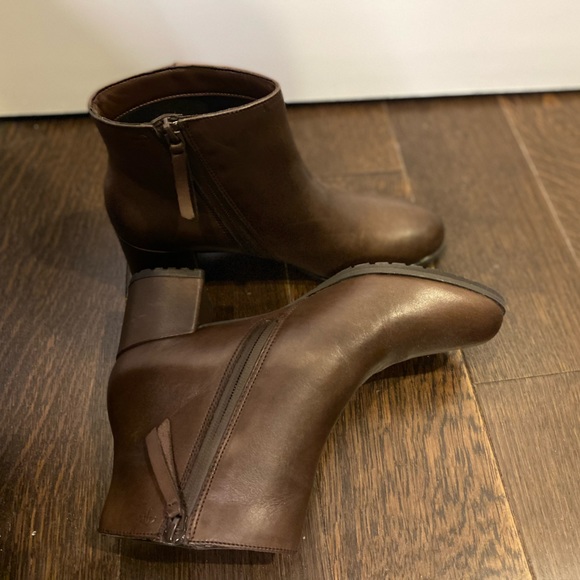 Naturalizer Leather Waterproof Bootie in Dark Brown Size 8.5 - Picture 2 of 9